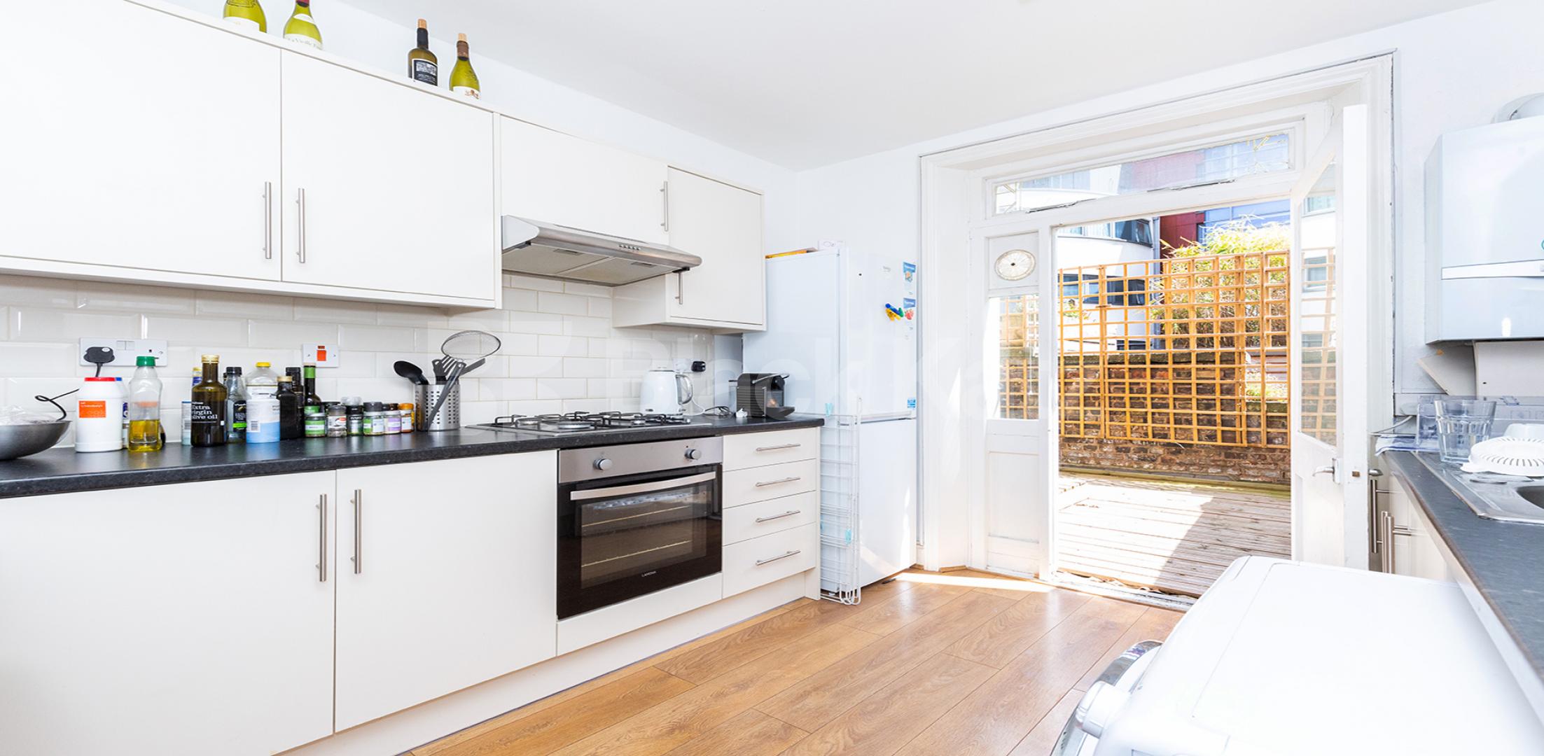 			CENTRAL LOCATION, 3 Bedroom, 1 bath, 1 reception Maisonette			 Compton Street EC1, CLERKENWELL / FARRINGDON